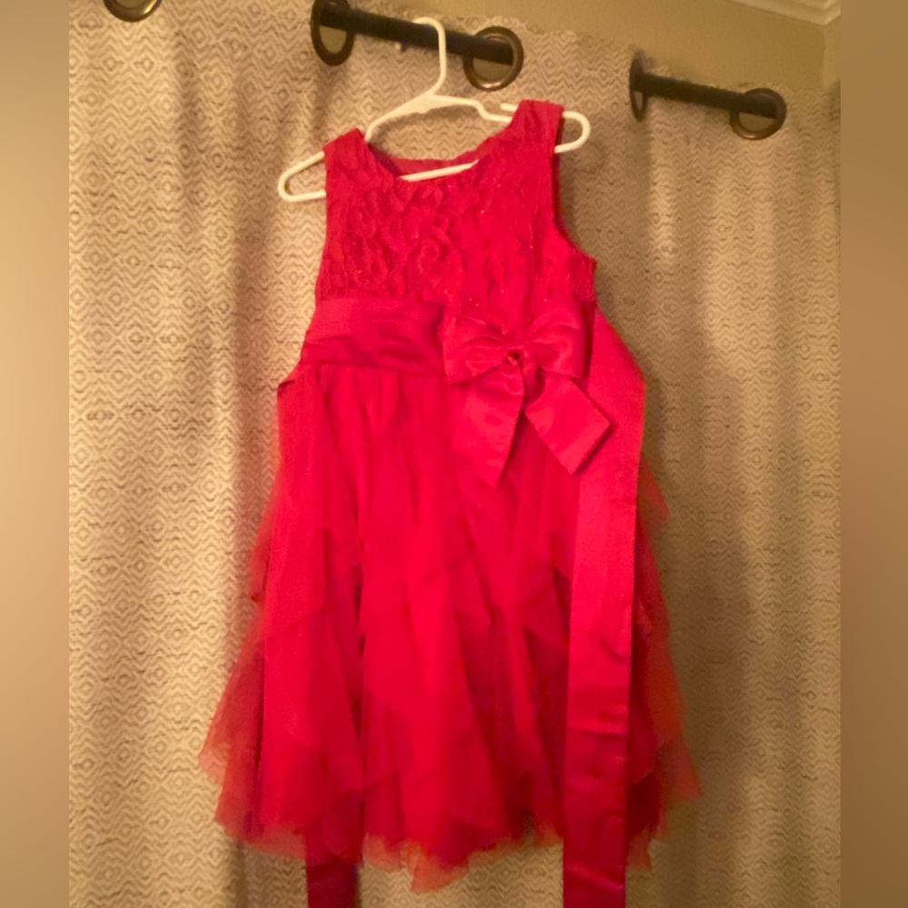 Beautiful red girls dress size 5. A favorite of my daughter’s!!